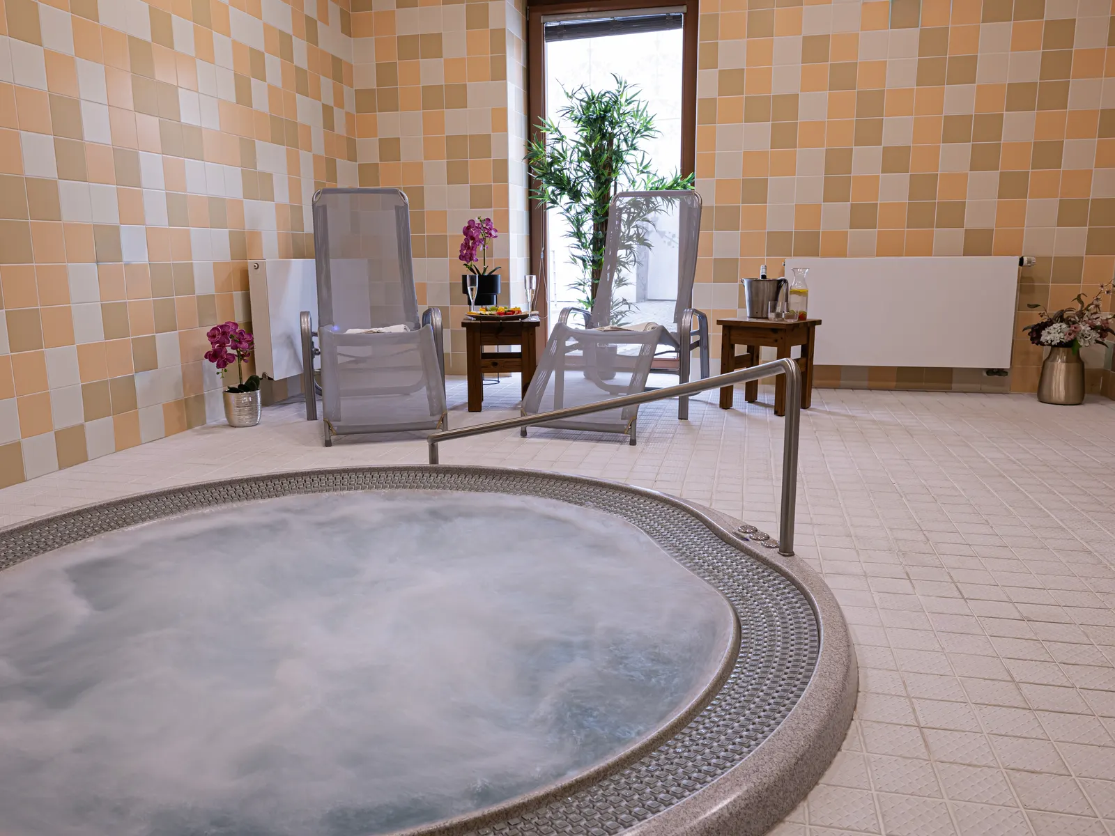 Bublající vířivka ve wellness centru